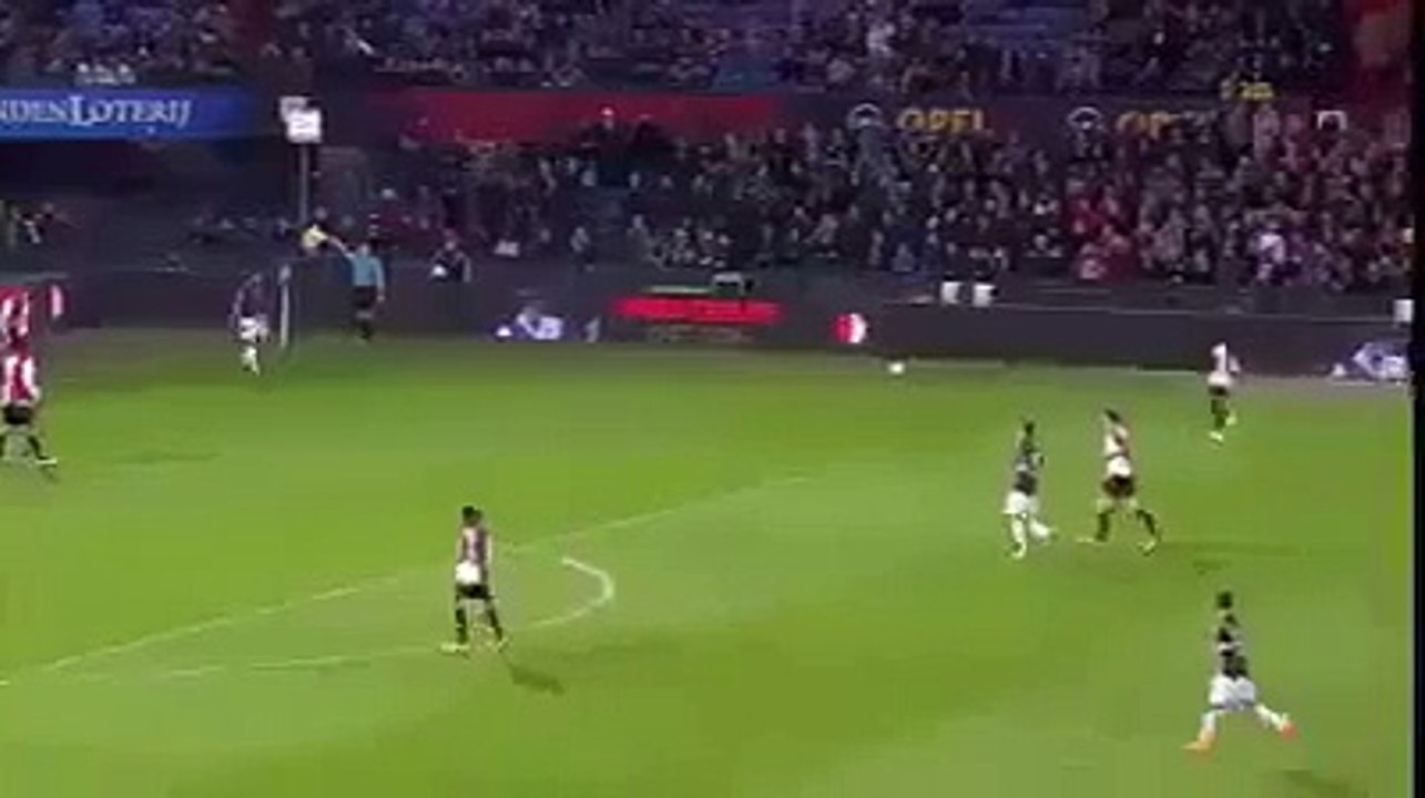 After 14 minutes, the friendly between Feyenoord and Sparta was stopped for a minute long applause in memory of Johan Cruyff... - RESPECT