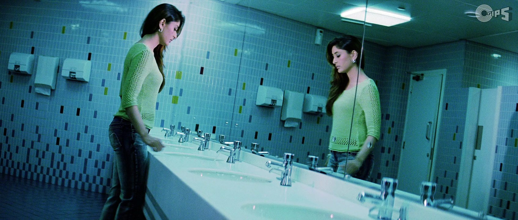 KAREENA HANGED IN THE TOILET - OFFICIAL - HQ