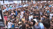 Argentinos marchan por víctimas de 40 años de golpe militar con reclamo de justicia