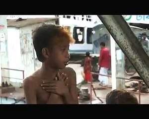 রাস্তার টুকাই প্রতিবন্ধি ছেলেটি মা এর প্রতি এত ভালোবাসা সত্যি অবিশাস্য!!!