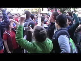 Okullarının tavanı çöken öğrenciler, eylem yaptı kaymakamlığa girmek istedi