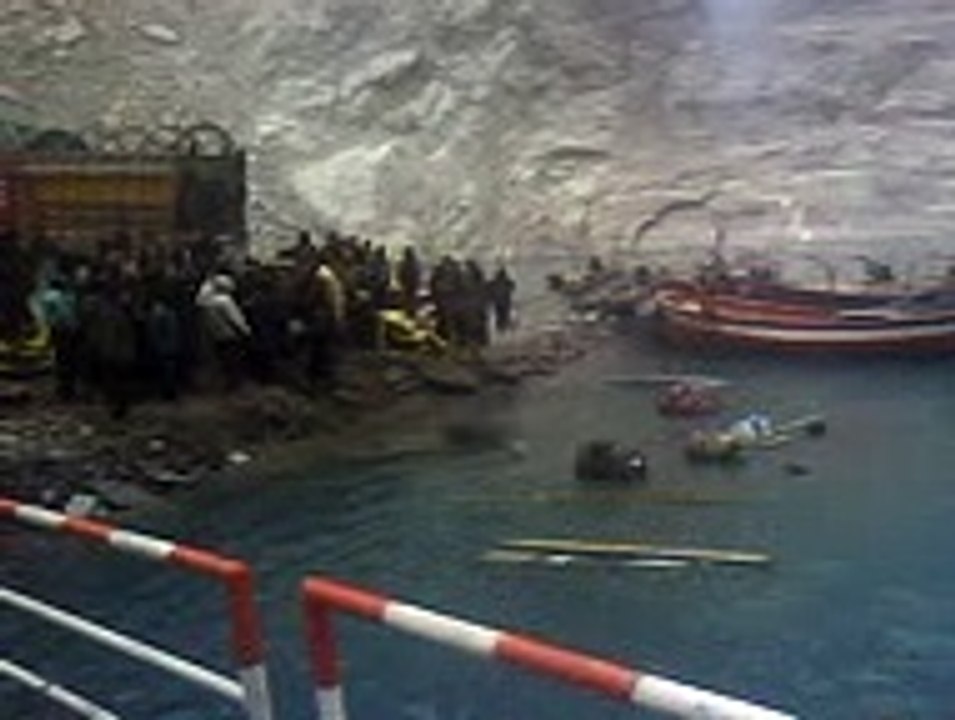 Truck-Tractor-Ahorrible Incident during Truck froem Boat Truck Drowns  in River but driver is safe and sound