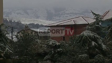 Report TV - Korça mbulohet nga bora, probleme me qarkullimin në disa zona të thella