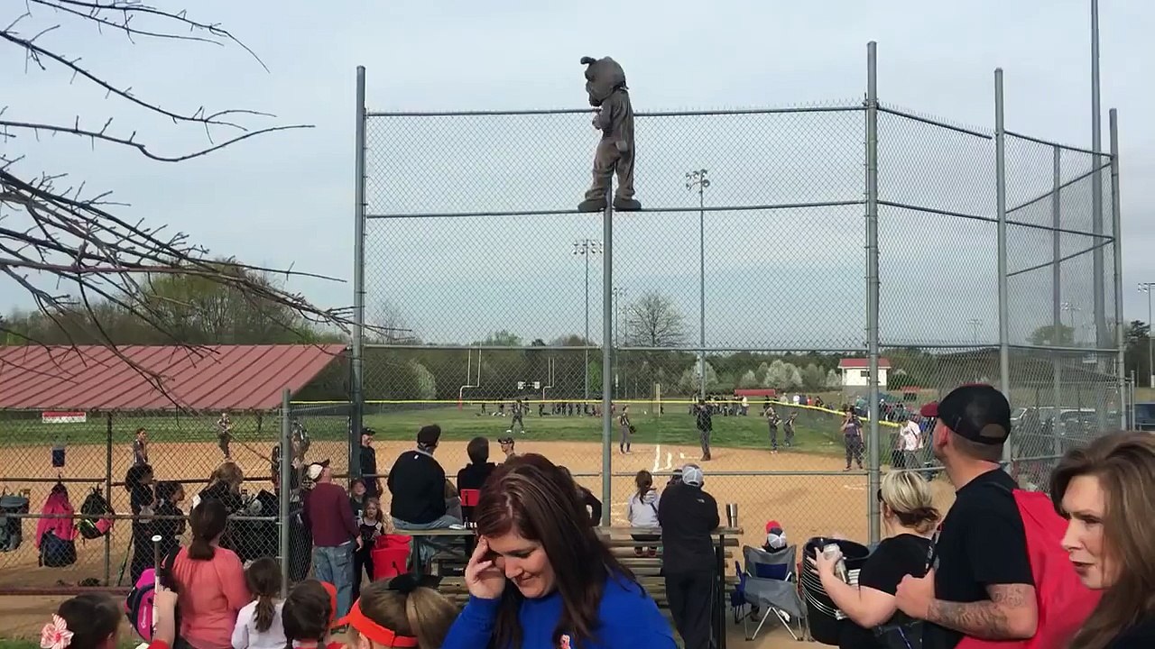 Cette mascotte se met dans une très mauvaise position !!