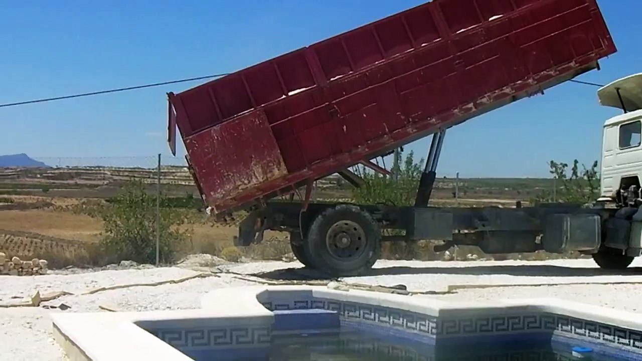 Scania 93M 220 dumper truck load drop
