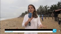 Attaque de Grand-Bassam : témoins et passants choqués se rassemblent sur la plage - Côte d\'Ivoire