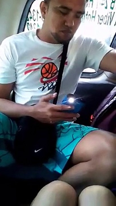 Un gros pervers pas très malin filme entre les jambes dune fille FAIL