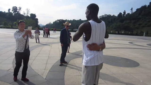 Des asiatiques passionnés par un couple black en Malaisie