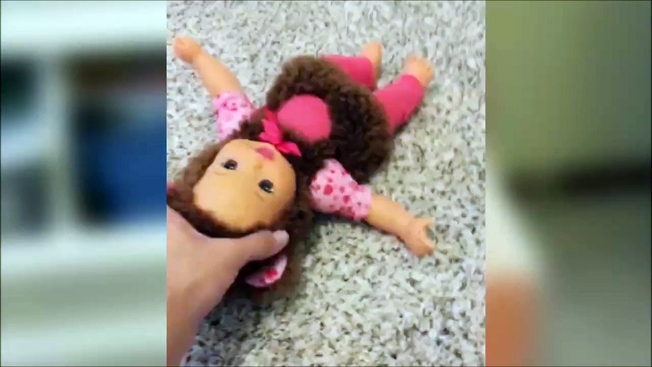 Ce bébé n'est pas pret pour une petite soeur... Aller, dégage de mon lit