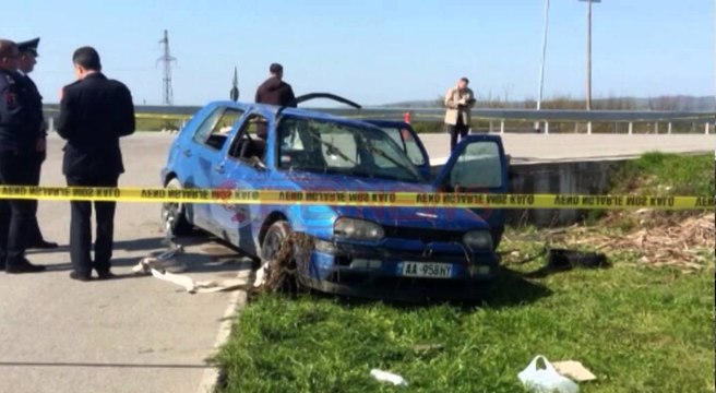 Kavajë, dy djem e një vajzë vdesin në aksident, makina doli nga rruga ra në kanal