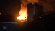 Une explosion impressionnante après la collision entre un train et un camion citerne