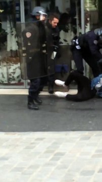 Lycée Bergson : Un CRS frappe un étudiant en plein visage
