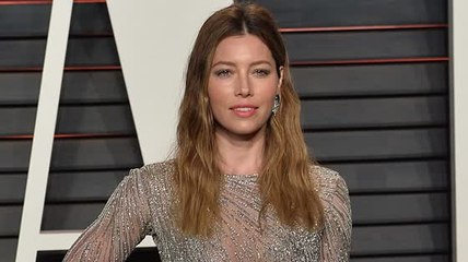 Download Video: Jessica Biel nie les rumeurs de grossesse et se demande si elle a des poignées d'amour