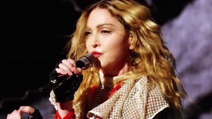 Madonna und ihre gefälschten "Parken verboten" Schilder