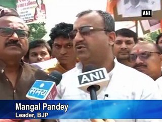 BJP protests against Tharoor for comparing Kanhaiya with Bhagat Singh