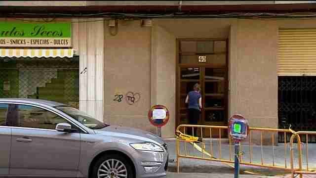 Hallan un bebé recién nacido en el portal de un edificio de Valencia