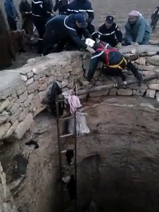 En Algérie on utilise les grands moyens pour sauver une chèvre tombée dans un puit