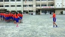 Un groupe de collégiens chinois fait du Saut à la corde en groupe - Dingue