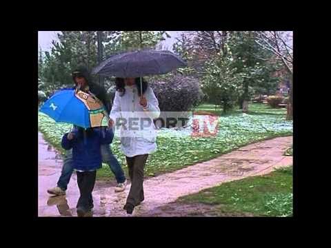Report TV - Korça mbulohet nga bora, probleme me qarkullimin në disa zona të thella
