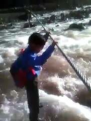 Cet enfant risque sa vie pour aller à lécole tout les jours