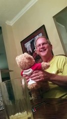 Il apprend qu'il va devenir Grand Père avec une peluche