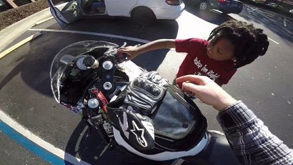 Un gamin découvre l'accélérateur d'une moto.. VROUUUM