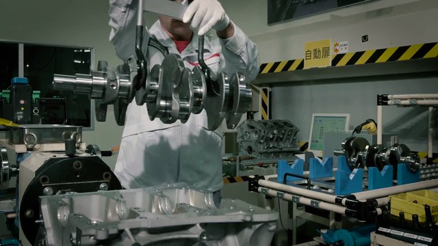 L'assemblage d'un moteur de voiture de course Nissan - 2017 Nissan GT-R