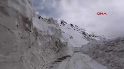 Rize Ovit Dağı?nda 20 Metreyi Aşan Kar Kütleleri ile Mücadele Sürüyor