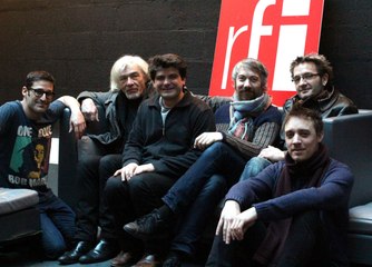 Ivan Tirtiaux, le groupe Girafe et Bruno Girard dans « Pourquoi remettre à demain » sur RFI