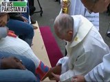 Pope Francis washes and kissing feet of refugees for Easter Week
