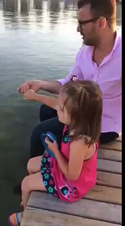 Küçük kızın balık keyfi Balık avının güzelliğine küçük bir örnek