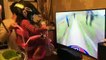 Un papa sympa joue le simulateur de descente pour sa fille
