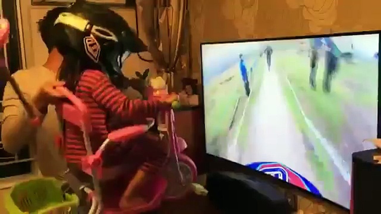 Un papa sympa joue le simulateur de descente pour sa fille