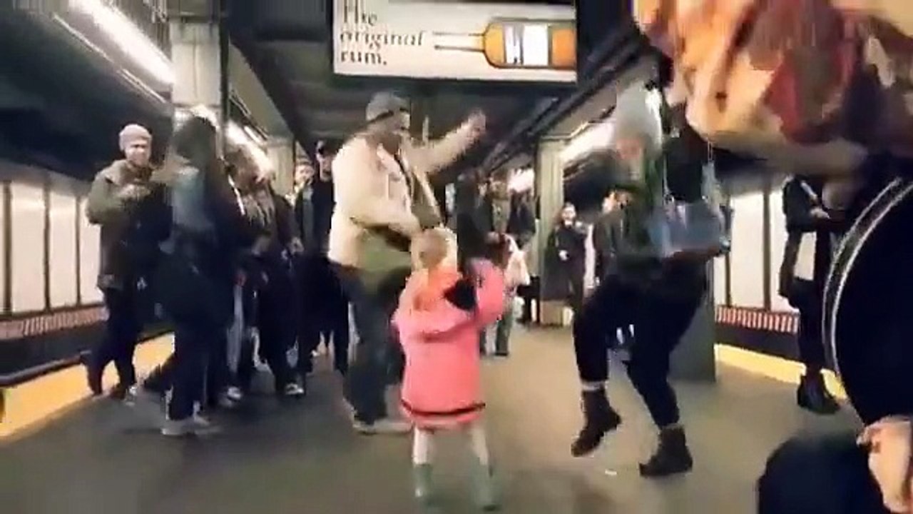 petite fille qui met de l ambiance dans metro