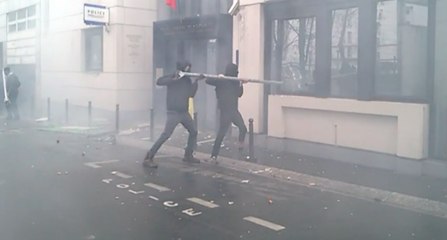 Des jeunes jettent des projectiles contre un commissariat