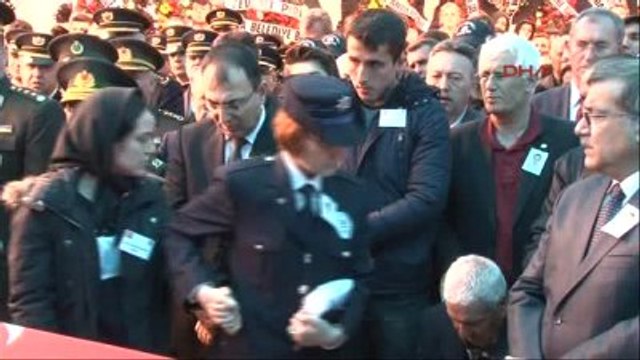 İzmir Şehit Polis Cemil Koç'un Cenazesi Bergama'da Son Yolculuğuna Uğurlandı-2