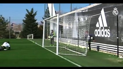 Zidane au niveau de ses joueurs à l’entraînement