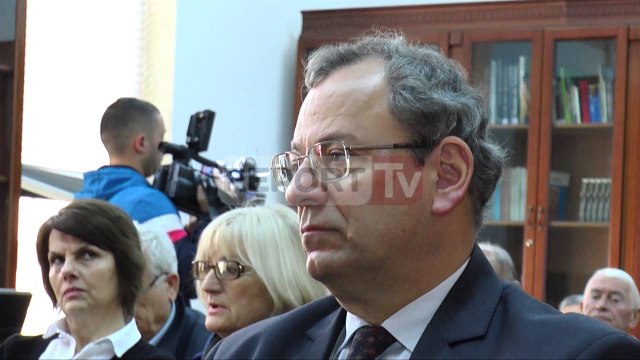 Report TV - Zija Çela, vlerësime për veprën dhe lule për 70-vjetorin e lindjes