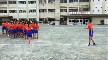 Ces enfants japonais sont des champions de corde à sauter