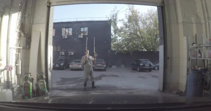 Super-Karcher : il joue au super-héros avec deux nettoyeurs à haute pression