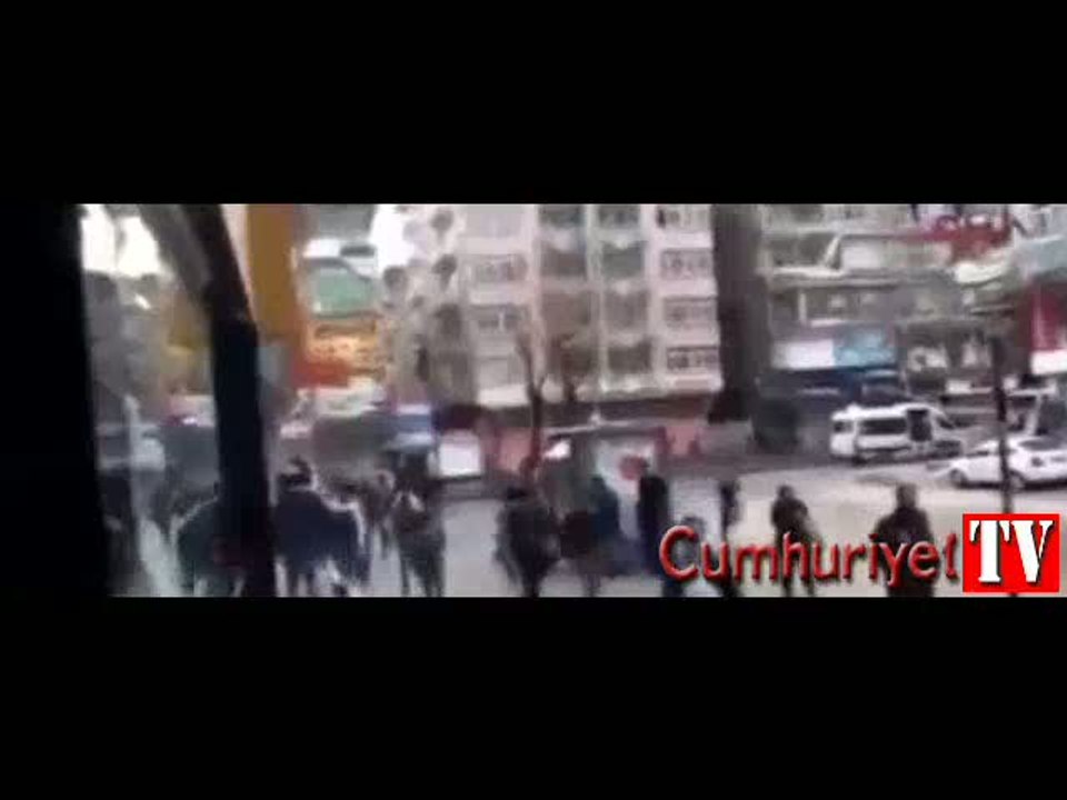 Görüntüler ortaya çıktı: Polisin silahını almaya çalışıyormuş