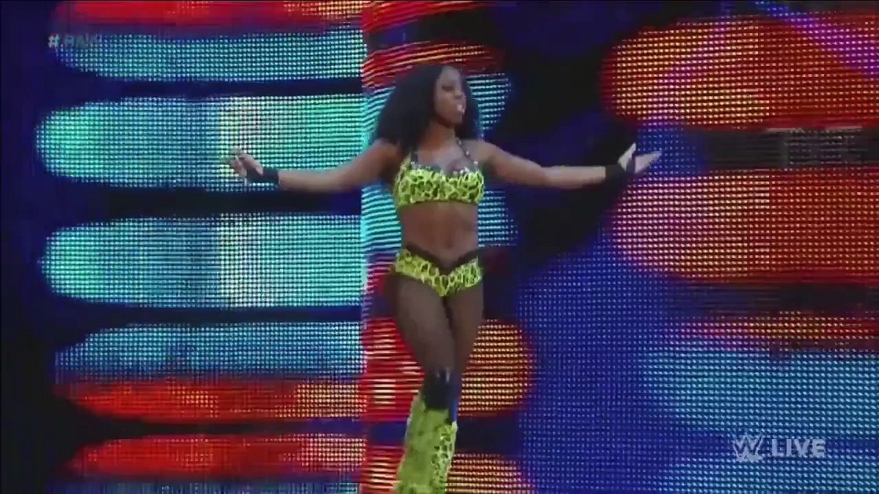 WWE RAW 04.20.15: Brie Bella vs. Naomi (720p)