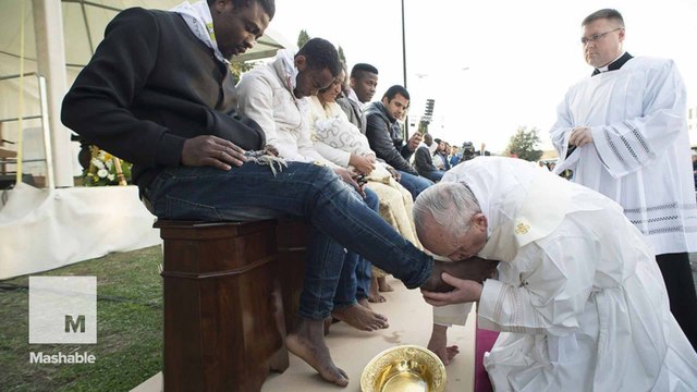 Pope kisses feet of Muslim refugees, says, 'We are brothers'