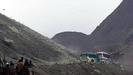 Des voyageurs  frôlent la mort à cause de chutes de pierres en montagne (Pakistan)