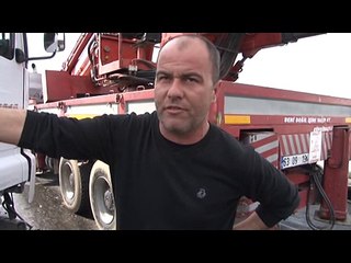 TIR'ın dorsesi kamyonetin üstüne düştü : 2 yaralı