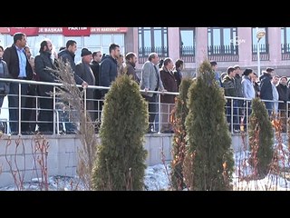 Şüpheli paketin yanına oturan köpek, bomba uzmanına sıkıntılı anlar yaşattı