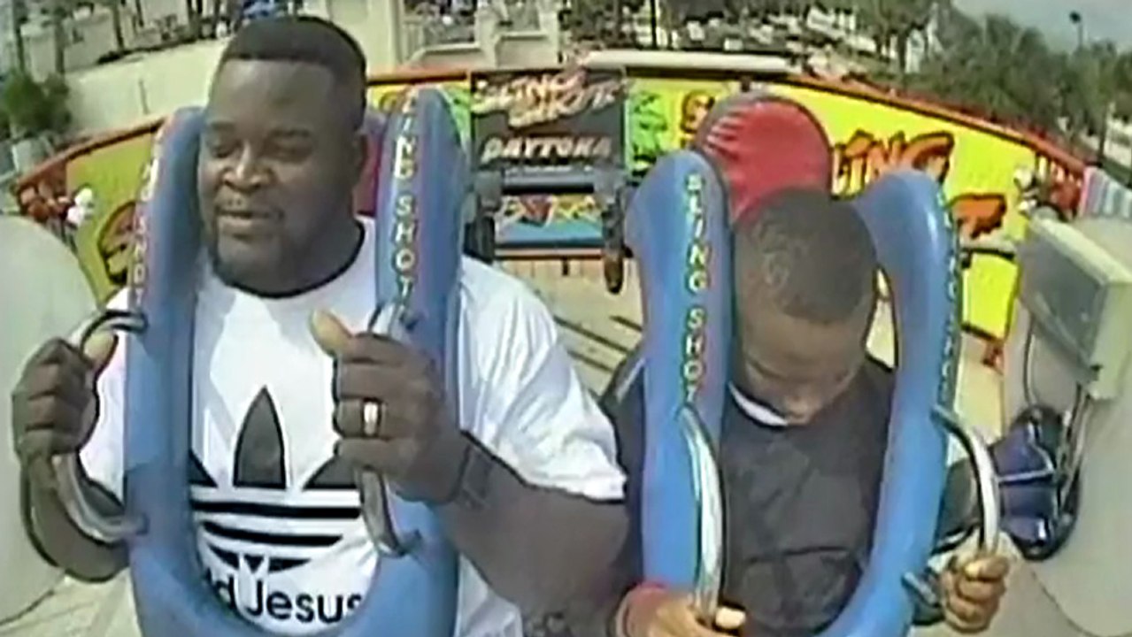 Il s'évanouit pendant l'attraction