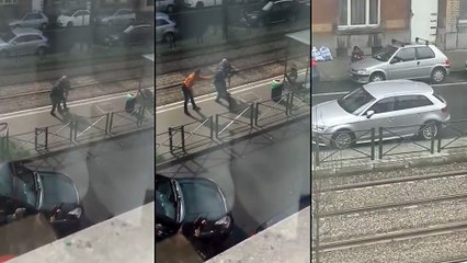 La police Belge neutralise un homme à l'arrêt du tramway de Bruxelles