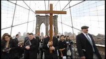 El puente de Brooklyn acoge el Via Crucis de Viernes Santo en Nueva York