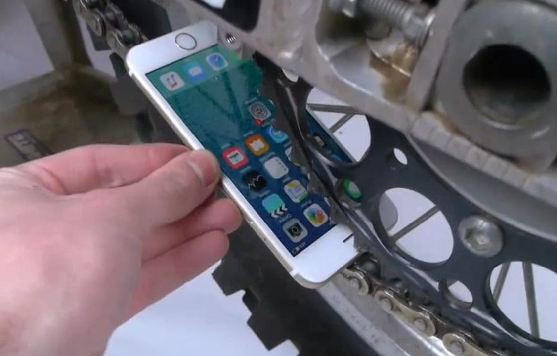 iPhone telefonu motosiklet zinciriyle test edersek ne olur #neolur #iphone